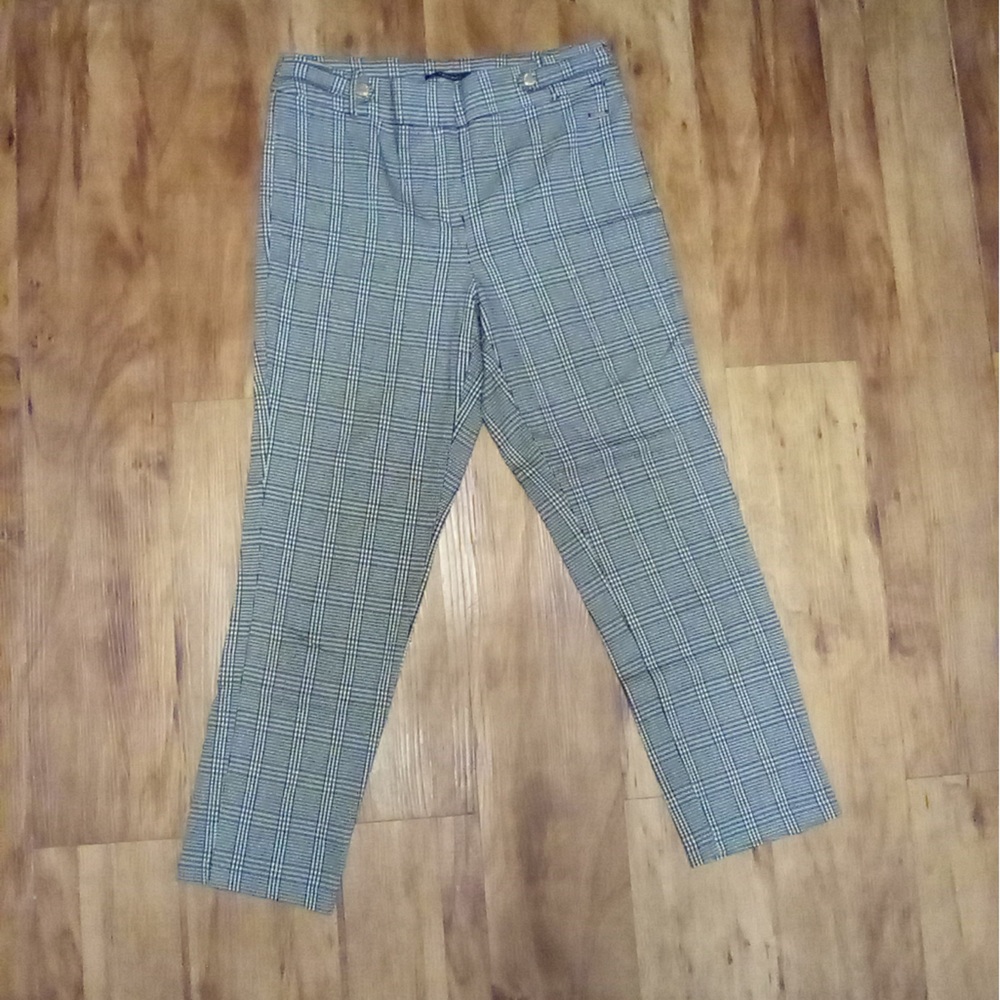 Mid Waist Tahari cropped Slacks